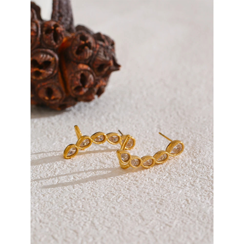 Yhpup Cubic Zirconia ต่างหูสตั๊ดเรขาคณิต 18K PVD Gold สีชุบสแตนเลสแฟชั่นเครื่องประดับของขวัญ