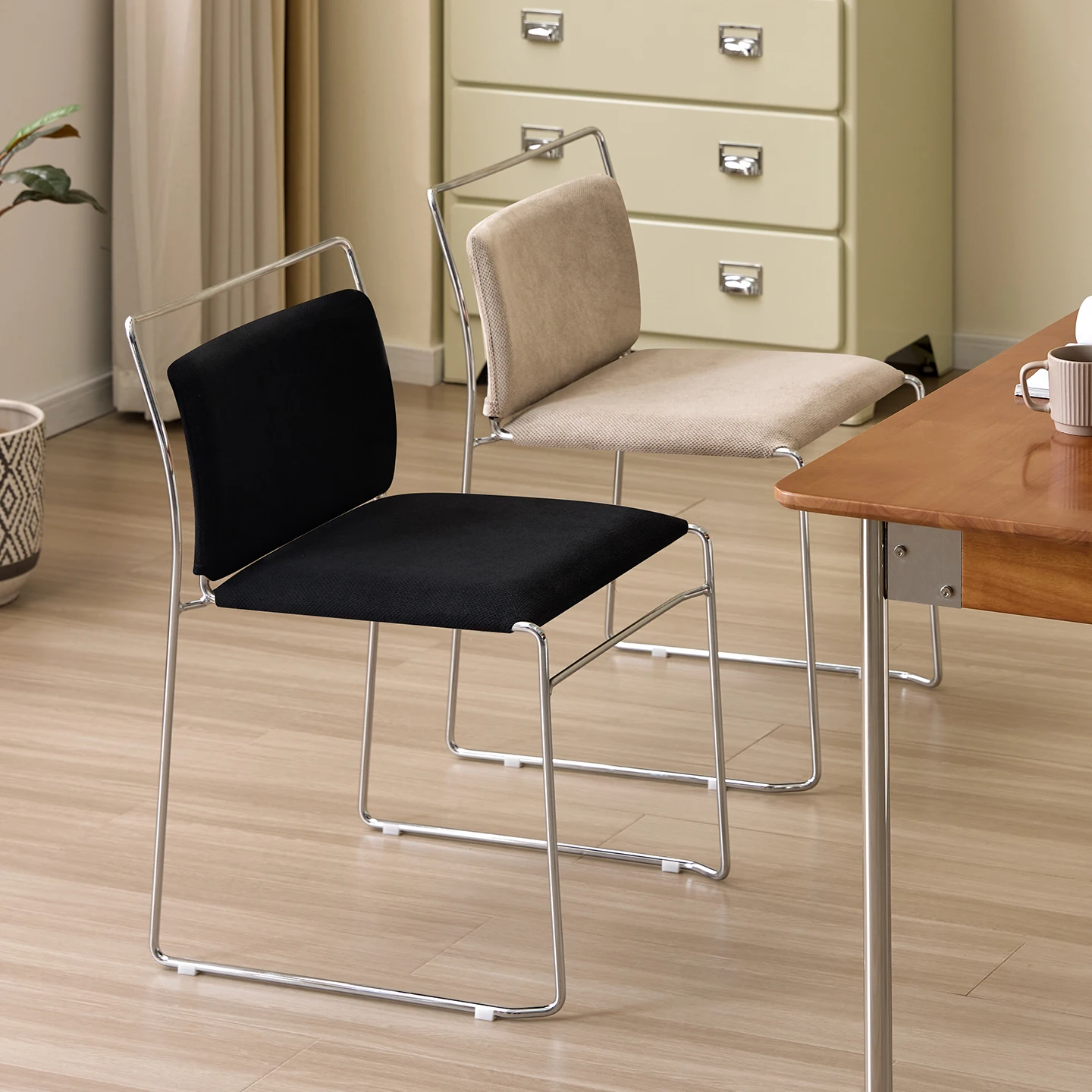 كرسي طعام خفيف فاخر عالي الإحساس قابل للتكديس طاولة طعام من الحديد المطاوع الرجعية شقة صغيرة منزل جديد كرسي باوهاوس البسيط