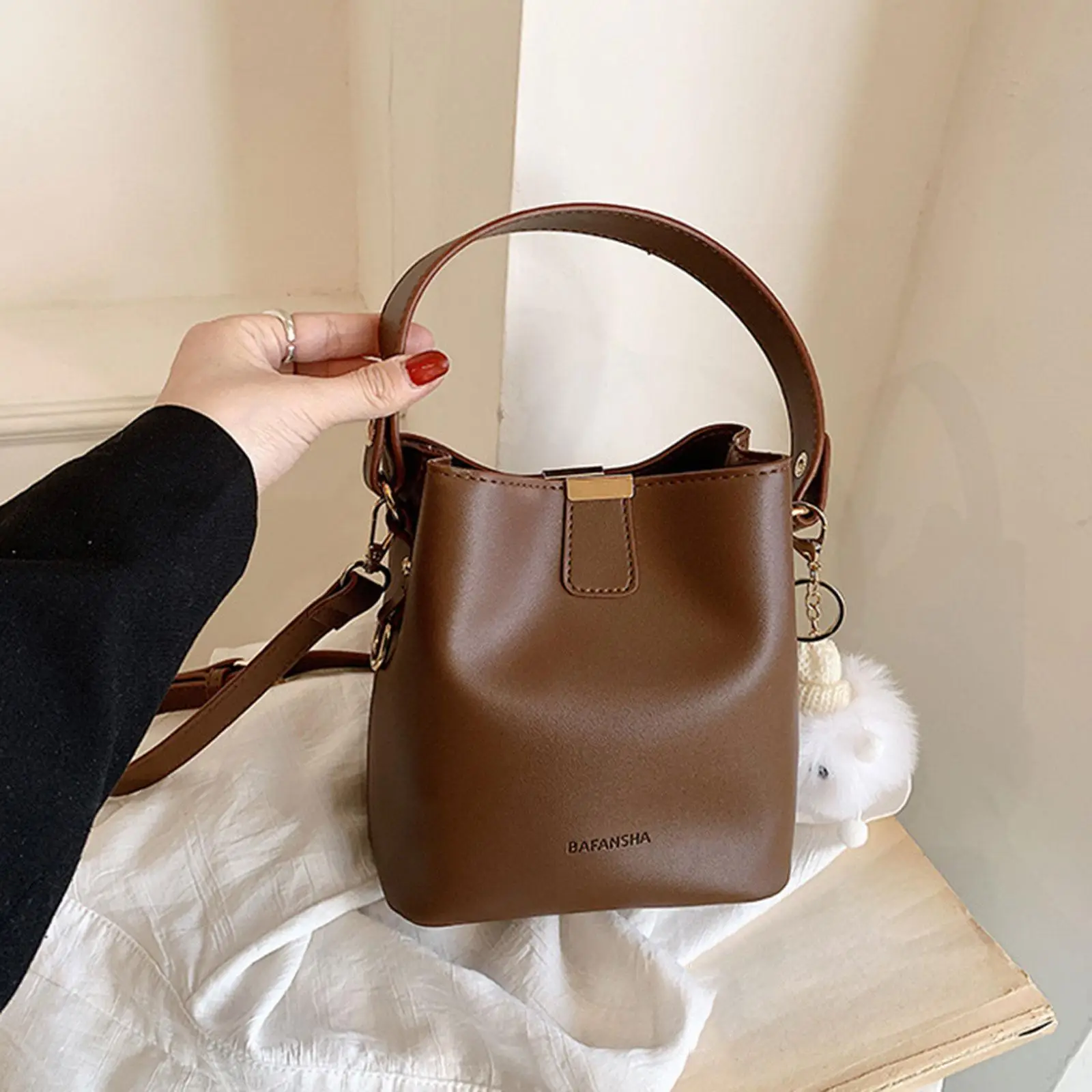 

Women's Leather Bucket Bag Trendy Crossbody Bag for Commuting Vacation Work