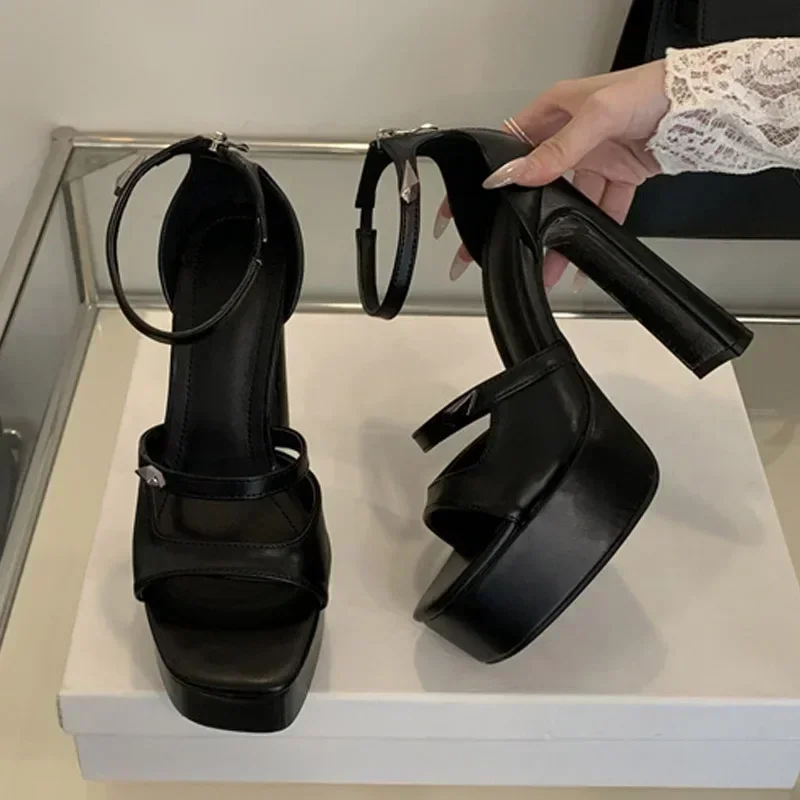 

Роскошные женские сандалии на платформе из лакированной кожи, лето 202, элегантные модельные туфли на массивном высоком каблуке с ремешком на молнии
