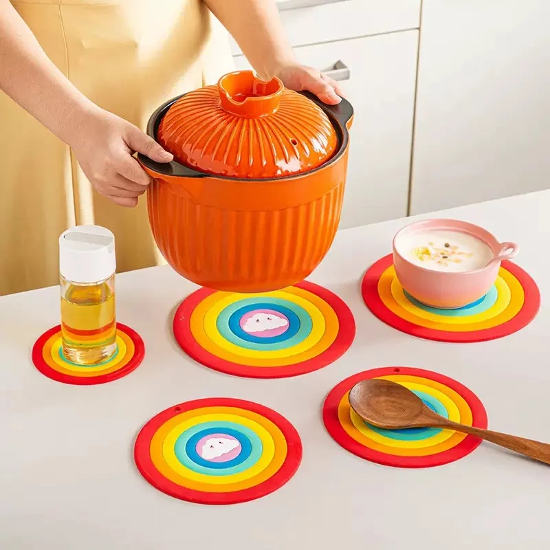 Regenbogen-Isoliermatte, PVC-Tischset aus weichem Gummi, hitzebeständig, kann rutschfeste Untersetzer, Heimdekoration, Ornamente aufhängen