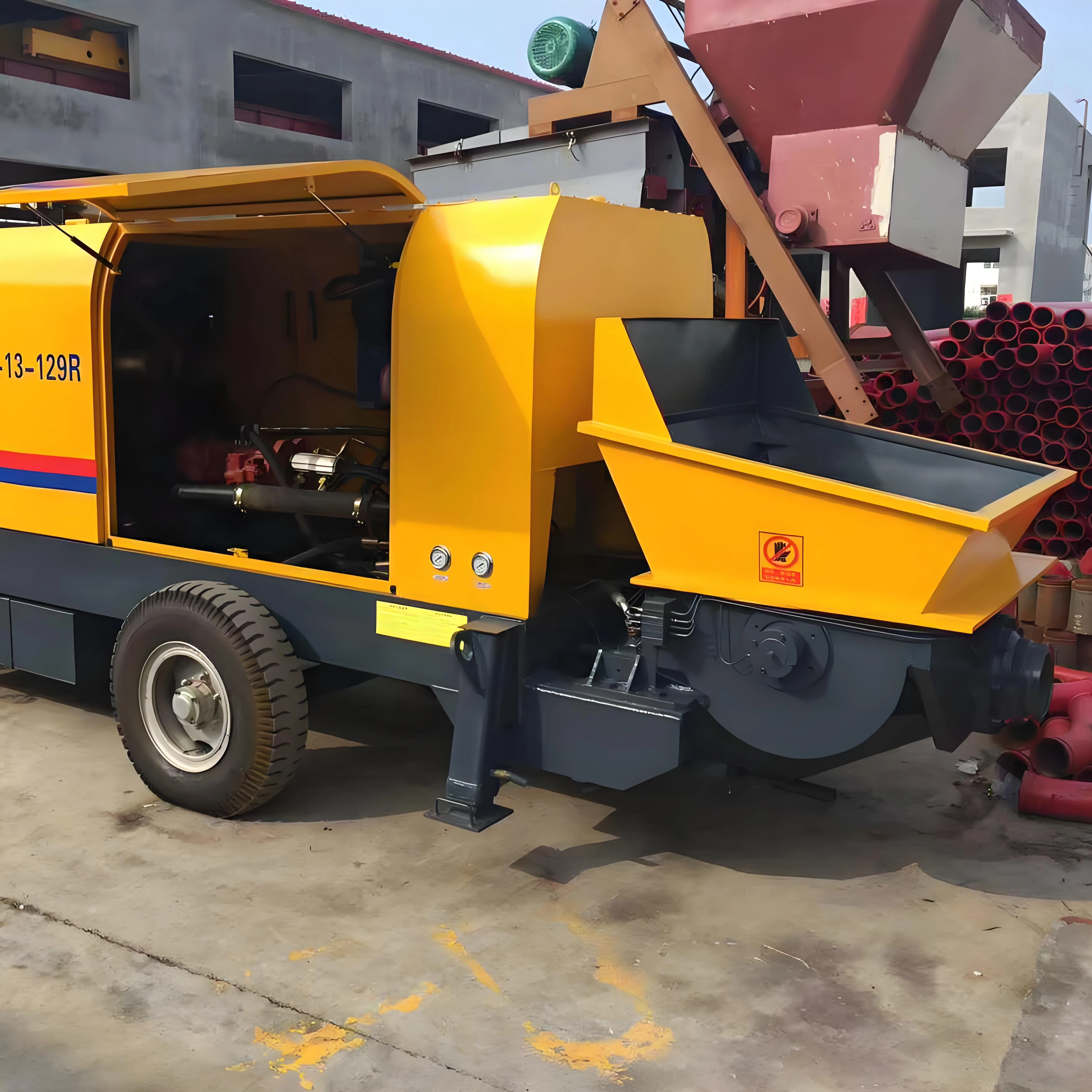 Fabricação nova bomba de concreto de potência de motor elétrico/diesel 90m3 com tubos de entrega de 100 metros bomba poderosa de boa qualidade