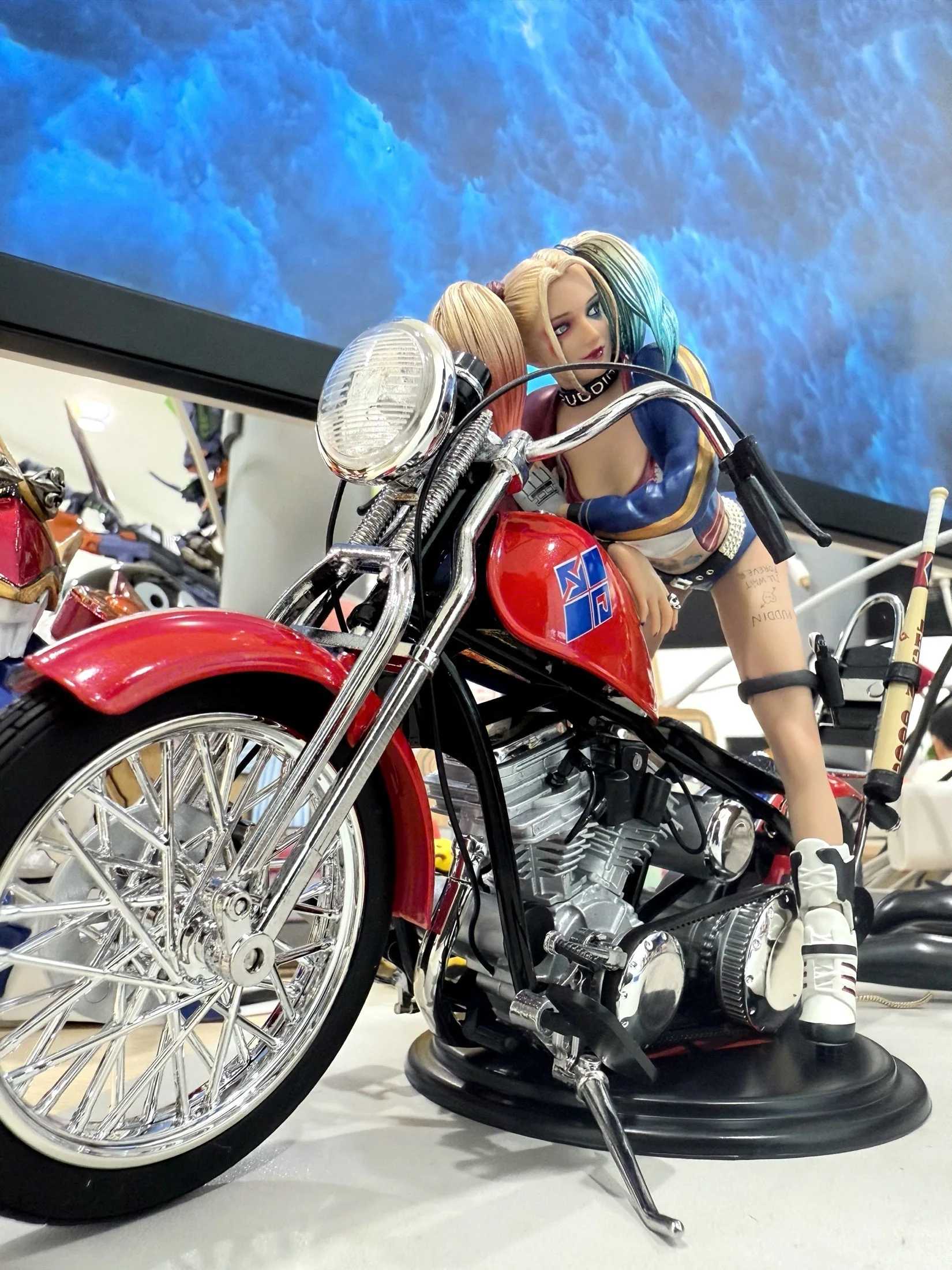 Disponibile autentico principale Gu Suicide Squad Harleen Quinze e moto Action Figure Modello anime Ornamenti Giocattolo da collezione Regalo