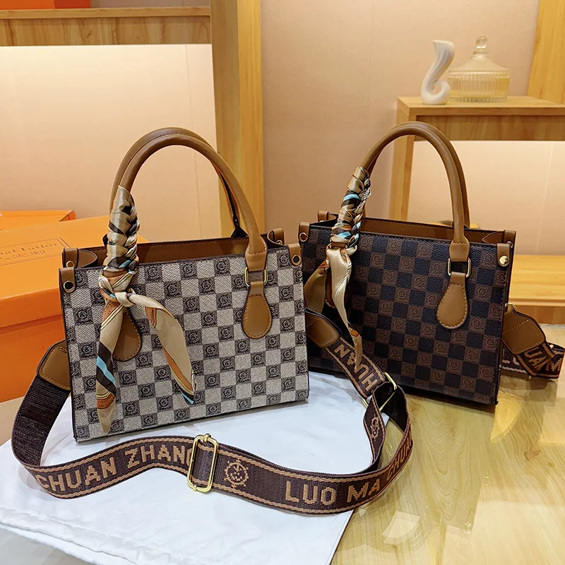 

2025 Spacious Niche Shoulder Bag, Trendy Crossbody Purse for Women, Versatile Day-to-Night Tote, Minimalist Sling Bag