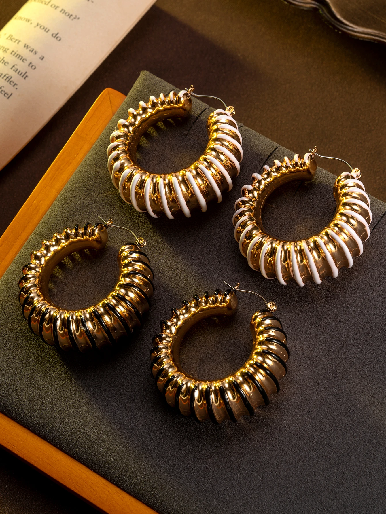 1 Pair of Vintage Fashion Simple Black and White Striped Hoop Earrings in a Niche Style with Gold Accents, Suitable for Women to Wear Daily or at Parties, and Can Be Given as a Gift