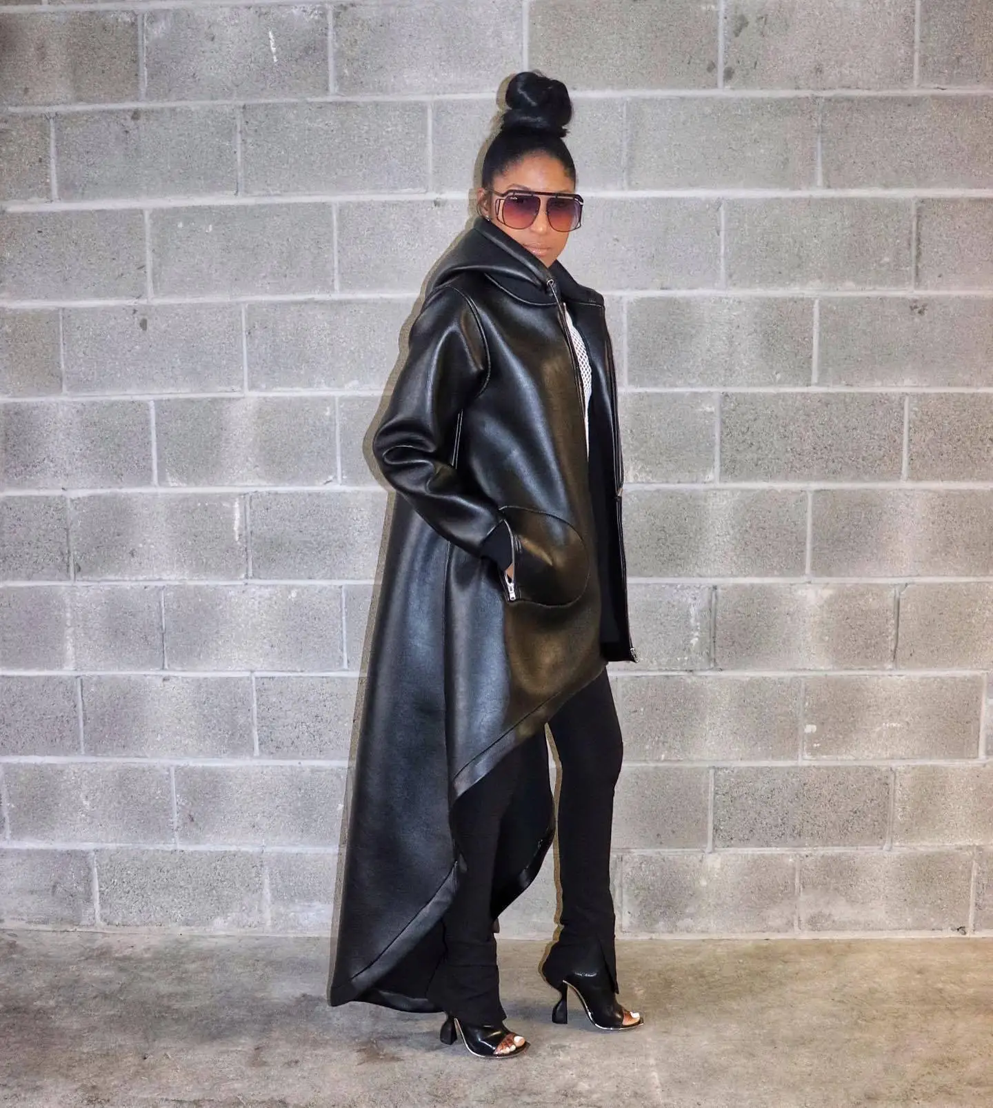 เสื้อโค้ทผู้หญิง หนัง PU หนา แขนยาว รุ่นปี 2025 แบบมีฮู้ด ทรงไฮโลว์ สไตล์เทรนช์โค้ท แฟชั่นสตรีทแวร์ มีกระเป๋า