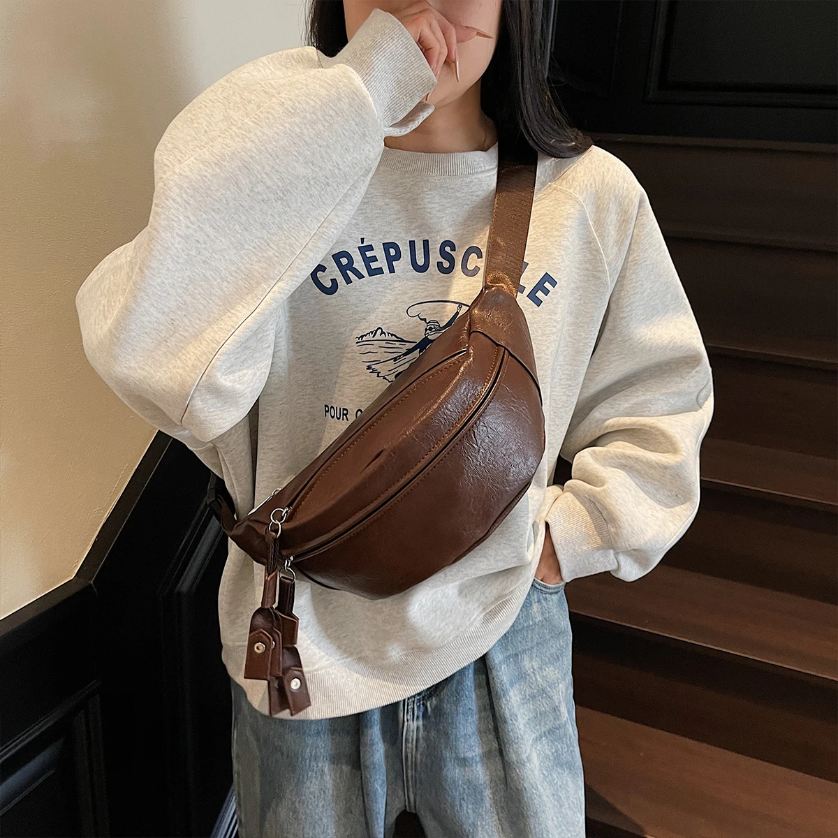 حقيبة صدر كلاسيكية كلاسيكية من البولي يوريثان للنساء مبطنة بسعة كبيرة وحزام قابل للتعديل ولمسة نهائية لامعة للتسوق أثناء التنقل