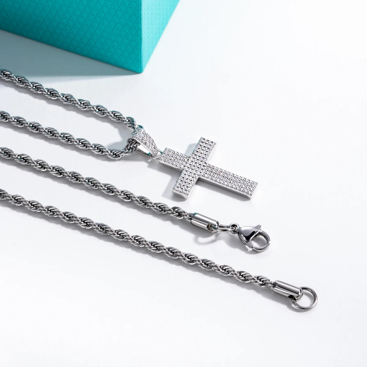 AnuJewel Funkelnder 0,832 Karat D-Farben-Moissanit-Kreuzanhänger, mehrlagige Hip-Hop-Halskette aus 925er Sterlingsilber, New Age Dope Schmuck – Detail 5