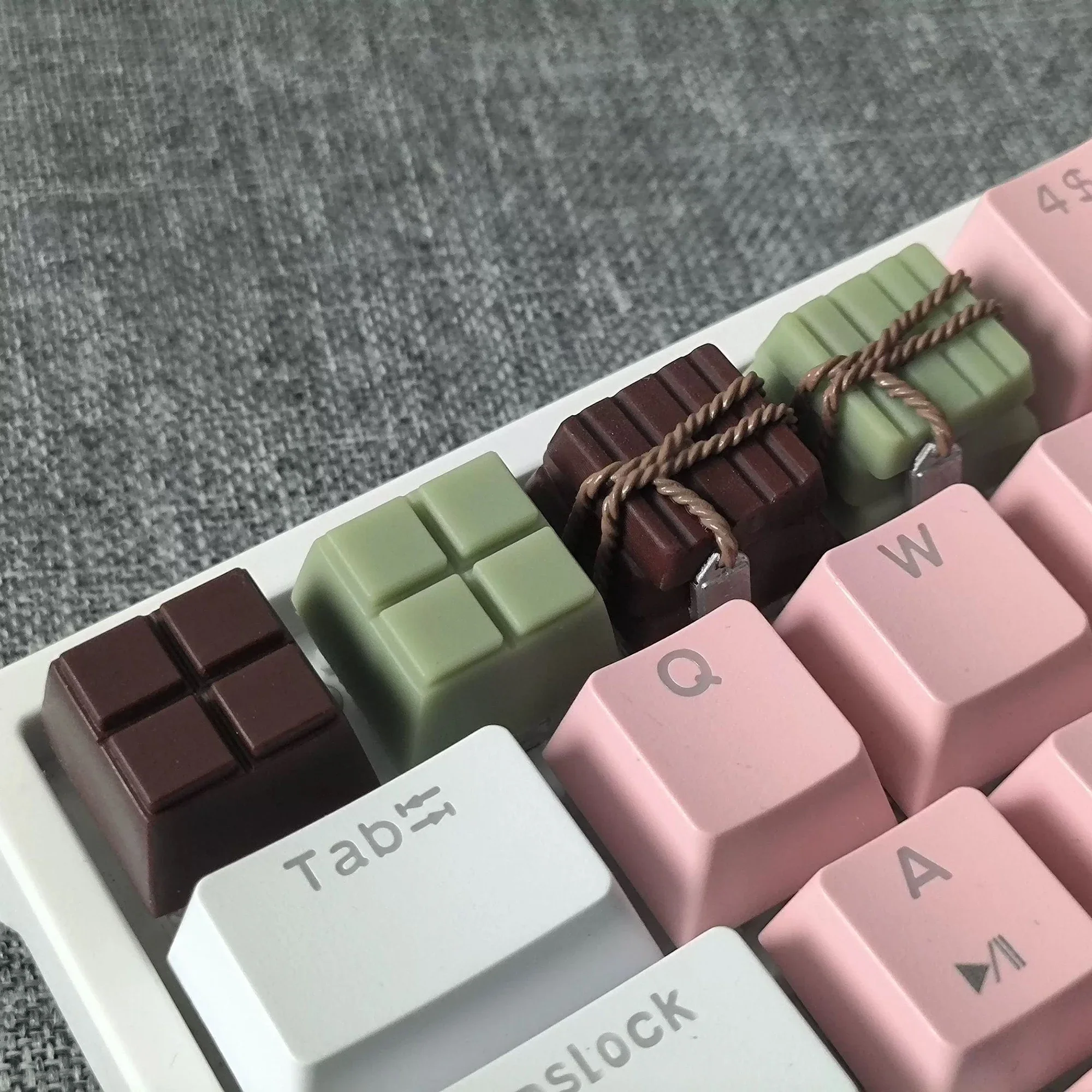 

Chocolate Custom Novelty Artisan KeyCap Handmade Resin Keyboard Cap Key Cap for Mechanical Keyboard Accessories