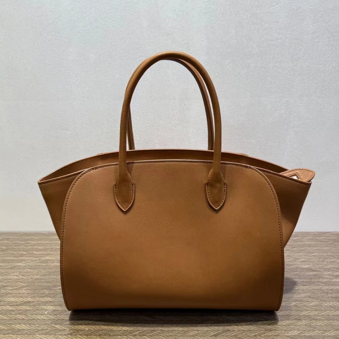 

Genuine Leather Vintage Handbag Retro Saddle Leather Women's New Large Capacity Niche Premium Feel Commute Full-Grain Cowhide