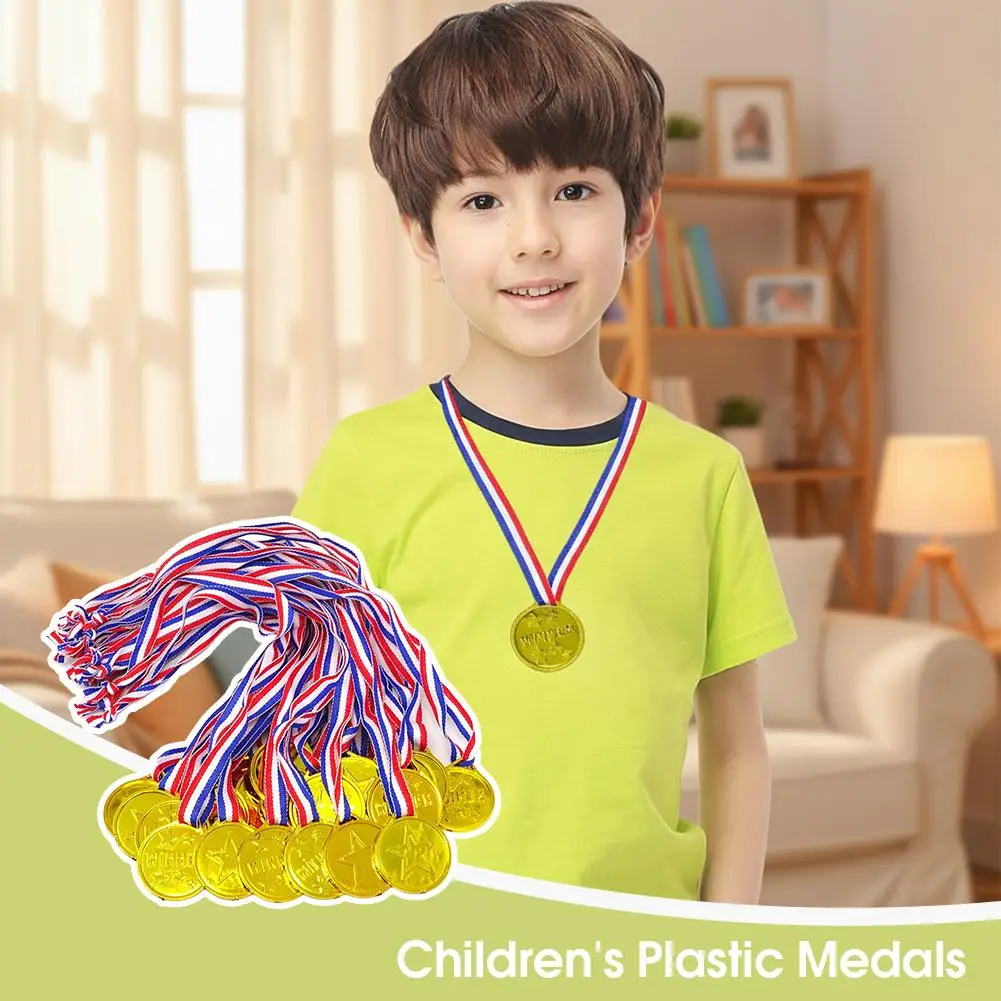 Fotografia 3: 10 medalhas de plástico douradas para crianças, com fitas vermelhas, brancas e azuis, para dia de esportes infantis, prêmios de competições escolares