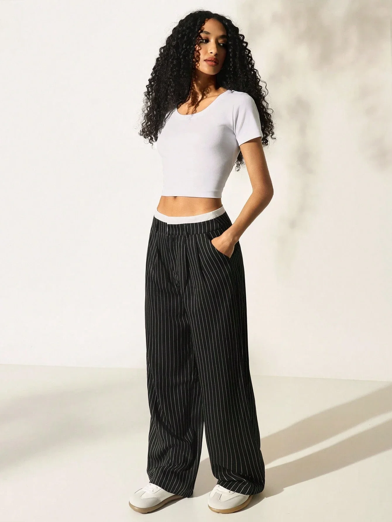 

Повседневные женские брюки с широкими штанинами и высокой талией в полоску