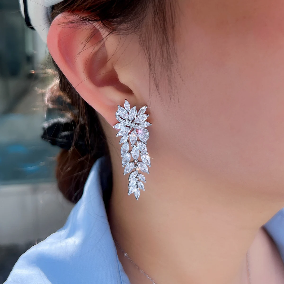 CWWZircons Wunderschöner europäischer Damen-CZ-Hochzeits- und Abschlussballschmuck, weißer Zirkon-Blatt-Ohrring, lang, für Brautparty, Großhandel E1168 – Detail 3
