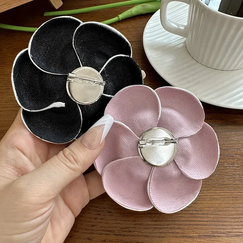 Vintage Fabric Camellia Flower Brooches for Women Korean Fashion Corsage Lapel Pins Wedding Party Badge Clothing Accessories