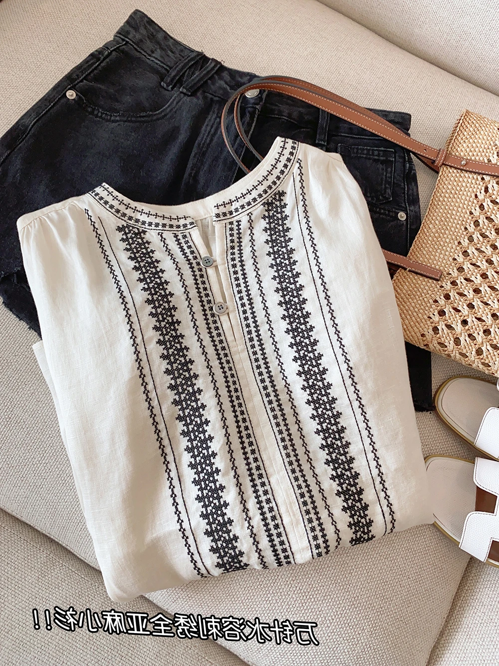 

Женская блузка с длинным рукавом, вышивкой и круглым вырезом, плотная ткань, без этикетки, для повседневной носки, приталенный крой, однотонная.