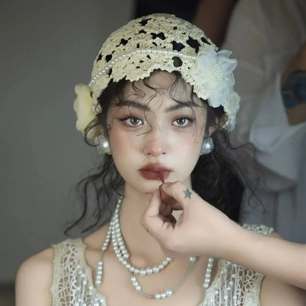Дышащая ажурная вязаная шапка с кружевными цветами, берет, модная шапка с жемчугом и черепами для женщин