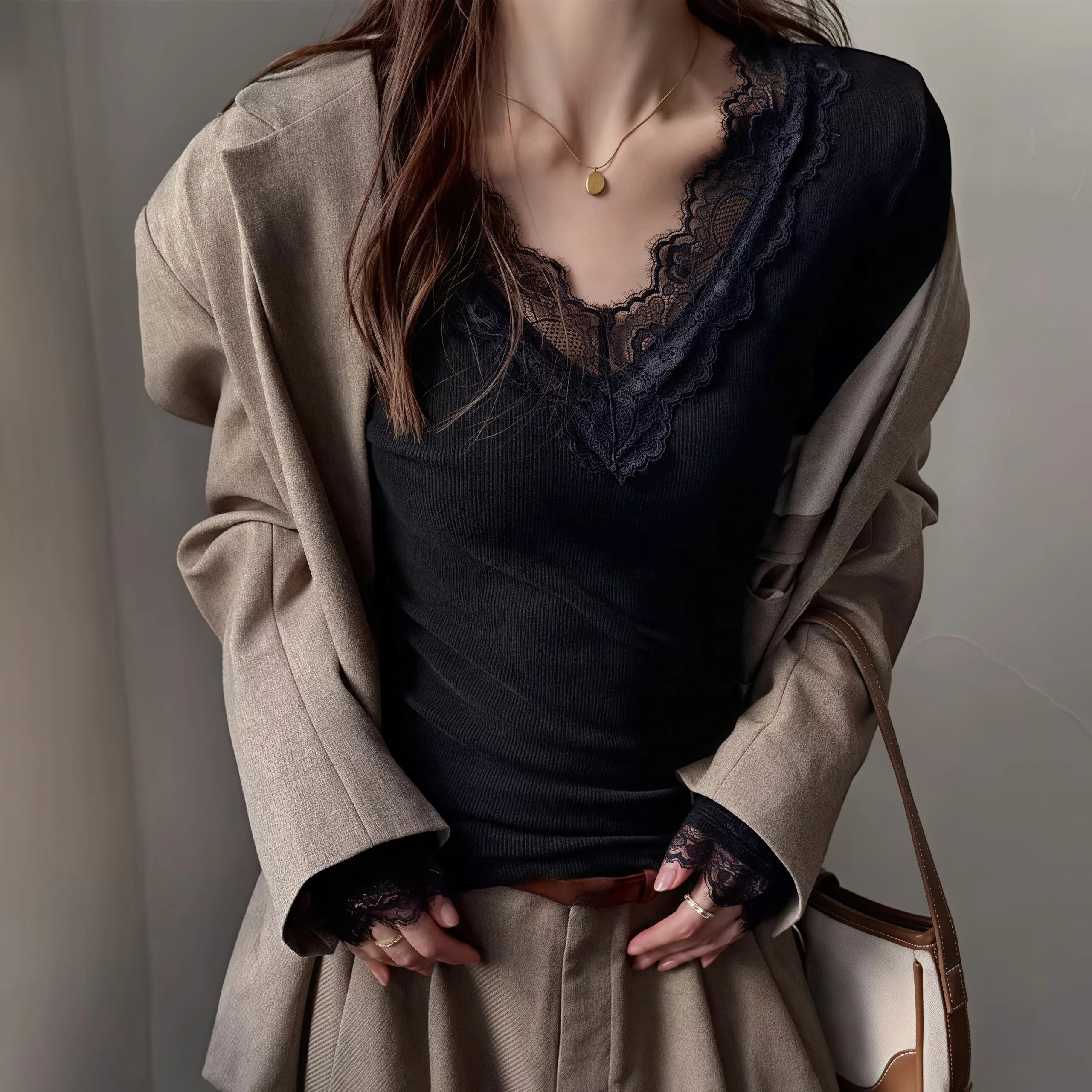 Elegantes Damen-Basic-Layering-Oberteil, Spitzen-V-Ausschnitt, Langarm-Shirt, gerippter Strick, schmale Passform, Spitzenbesatz an den Manschetten, weiche, lässige Alltagsbluse. – Detail 10