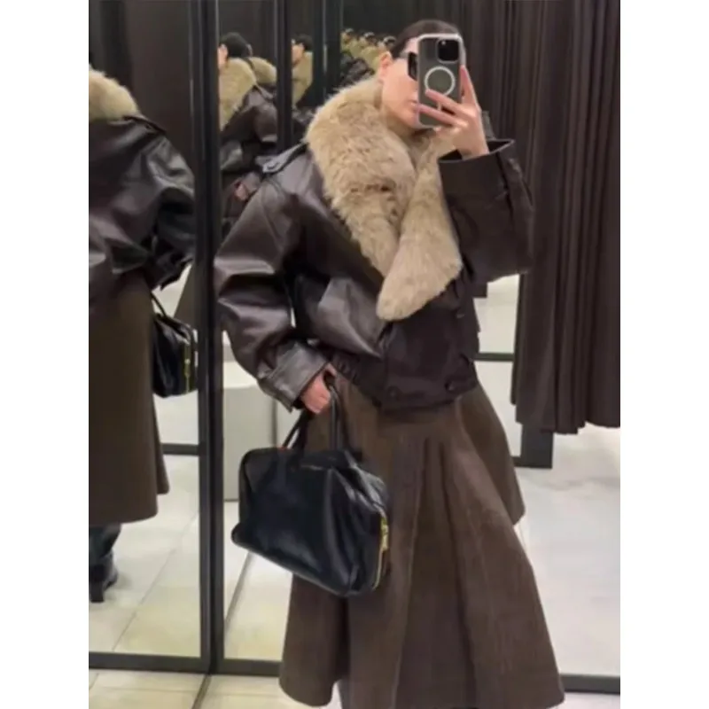 سترة نسائية من الجلد بياقة من الفرو سترة كلاسيكية ذات طية صدر السترة ورقبة على شكل حرف v وأكمام طويلة سترات مزدوجة الصدر ملابس خارجية شتوية عالية الشارع