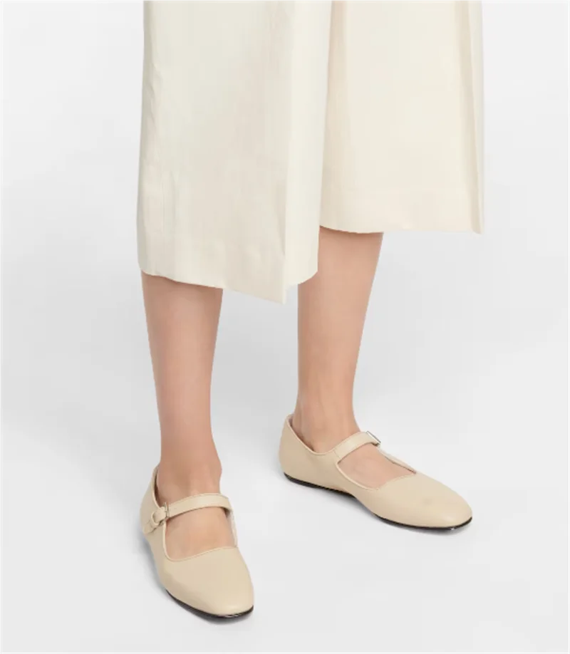 The new ballet flats allow you to showcase a lively and fashionable style while walking, adding a touch of fun to your steps