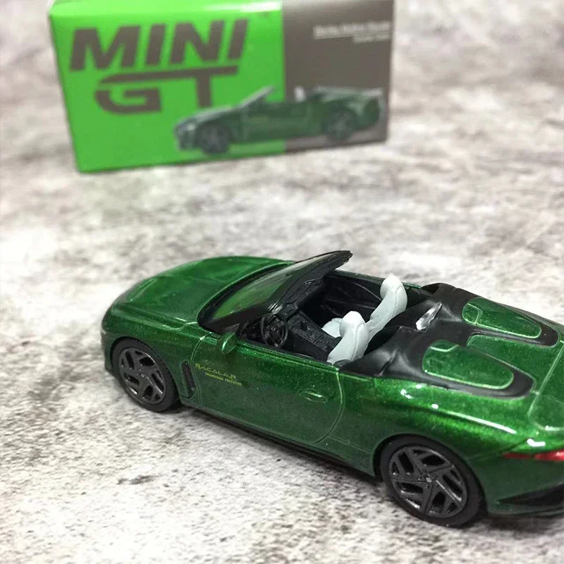 سيارة MINI GT 1:64 موديل Mulliner Bacalar مصنوعة من خليط معدني - أخضر سكاراب # 492 إل اتش دي