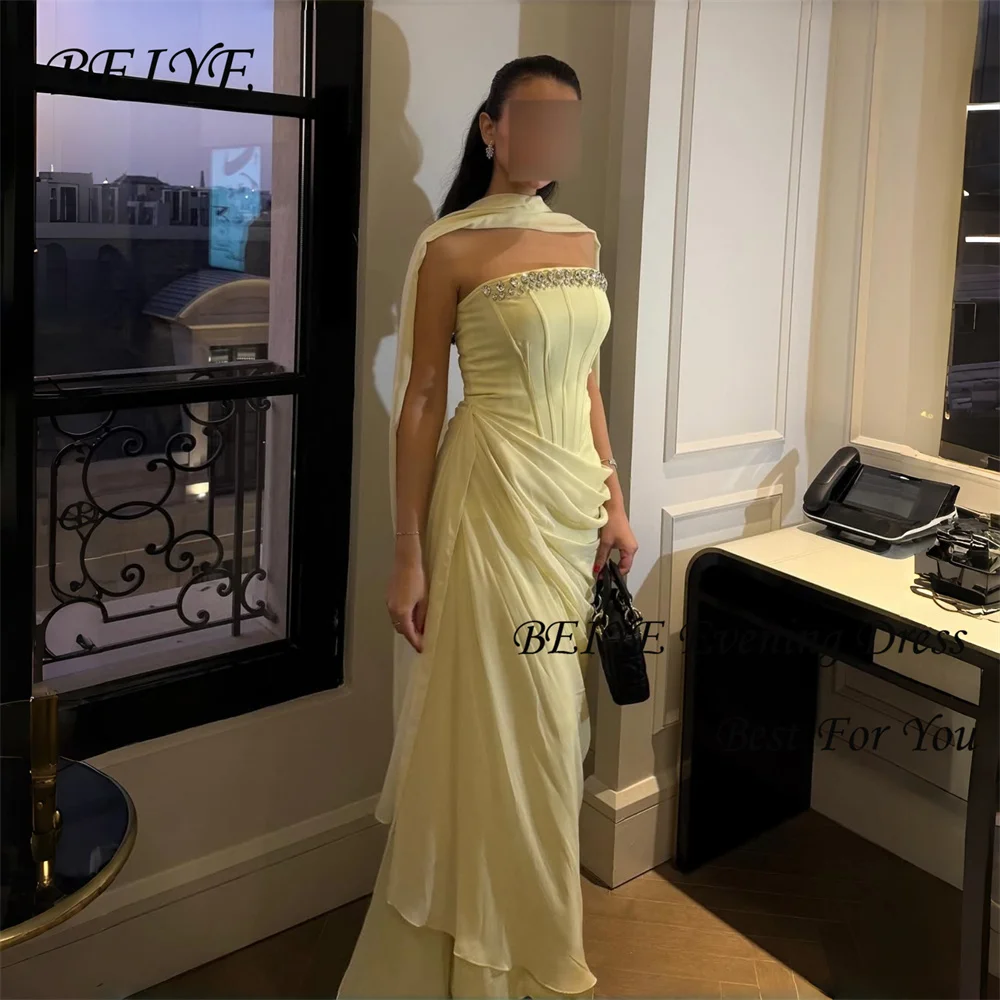 BEIYE charmante robe de soirée fourreau jaune 2026 strass bretelles en mousseline de soie plissée robe de soirée personnalisée فساتmaveraات