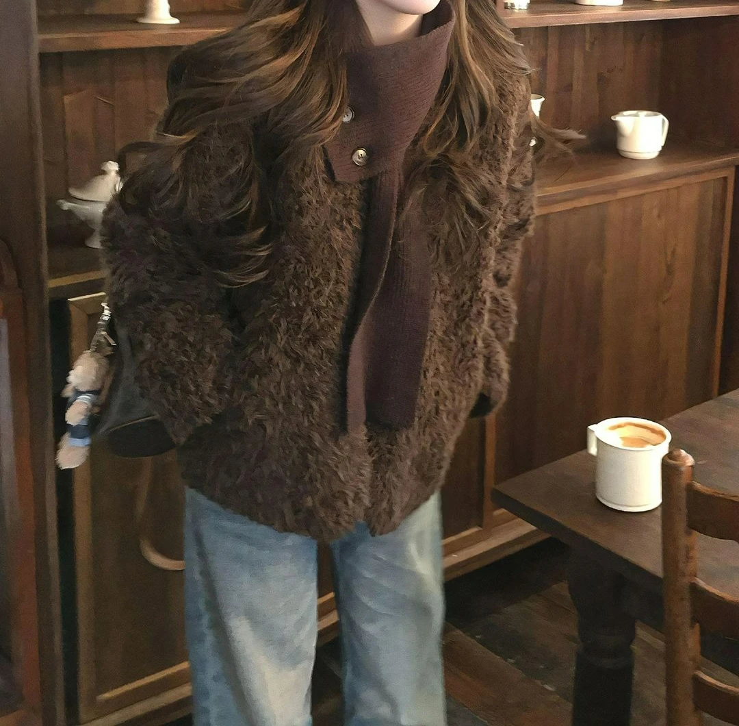 وشاح قابل للإزالة معطف صوف خروف بني للنساء لشتاء 2025 معطف قطيفة جديد #1