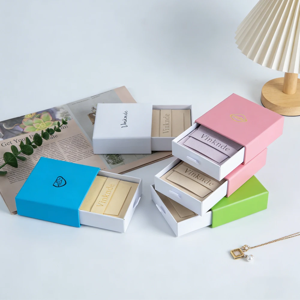 

24/50/100 шт. Белые подарочные коробки для ювелирных изделий с индивидуальным логотипом, модные коробки-футляры для серег, колец, ожерелий, с клапаном, оптом