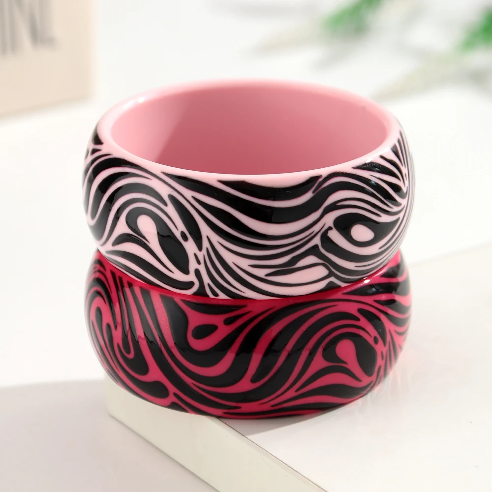 Modische Breite Unregelmäßige Gestreifte Manschettenarmbänder aus Kunstharz für Frauen Neue Acryl-Chunky Geometrische Runde Armreifen Retro-Schmuckgeschenke – Detail 5