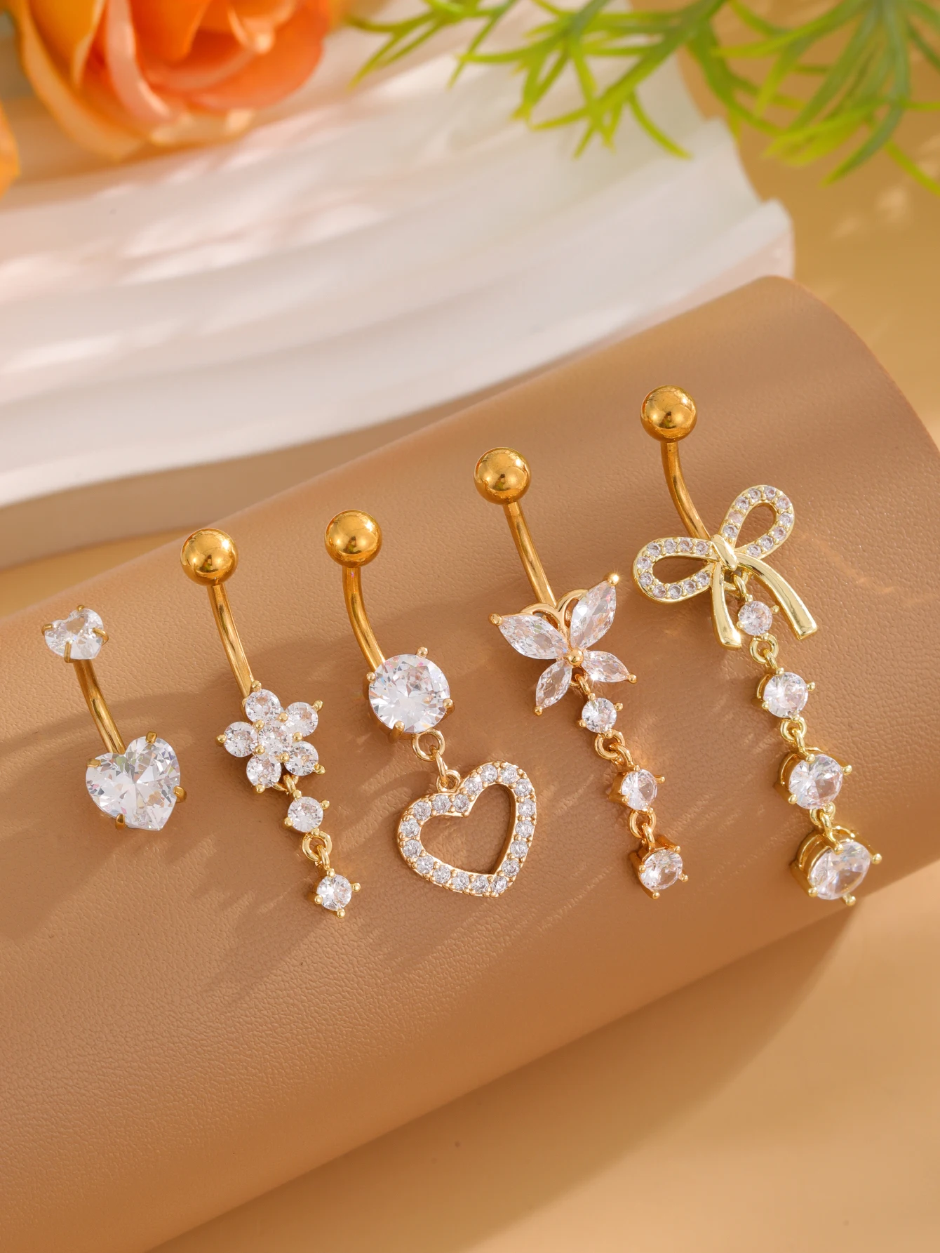 5-teiliges Set Goldfarbene Bauchnabelringe mit Herz- und Blumenanhängern, Edelstahl-Bauchpiercings mit Schleife, Gebogene Nombril-Ombligo-Ringe