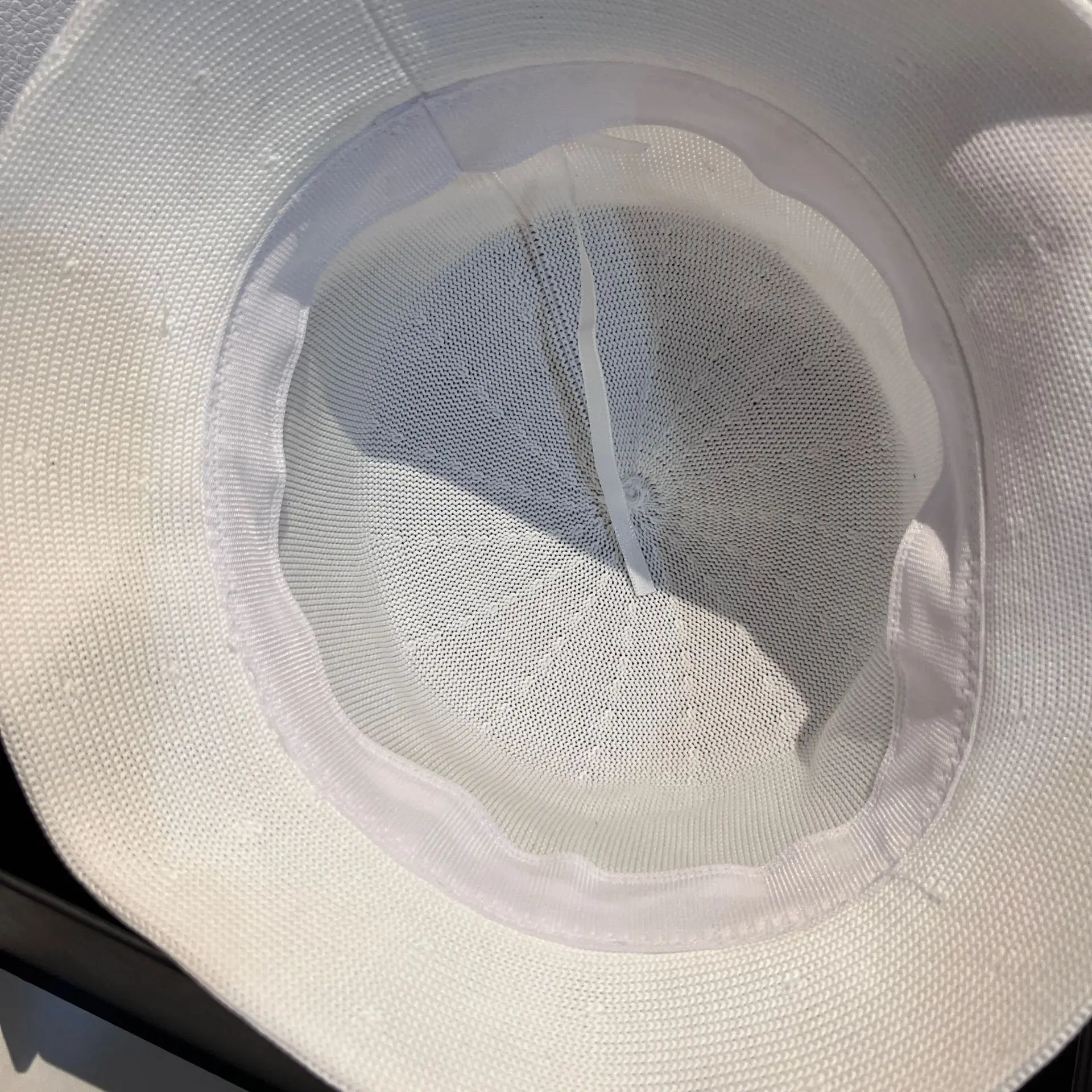 2025 يجب أن يكون لديك! قبعة دلو محبوكة من الحرير الجليدي الخفيف جاهزة للاستخدام الخارجي، بسيطة ومتعددة الاستخدامات مع حزام، حماية أنيقة من الشمس مستوحاة من الطراز الفرنسي