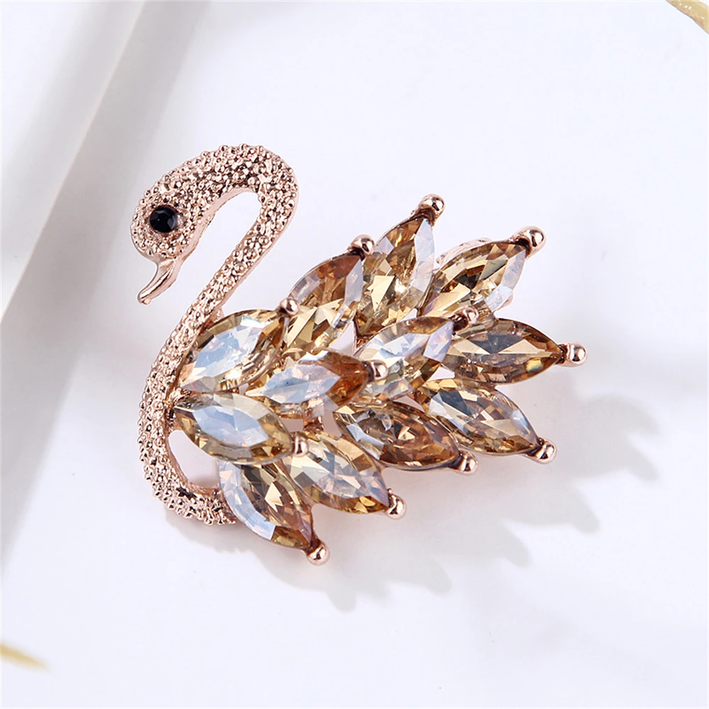 Luxury Rhinestone Swan Shaped Brooch Fashion Metal Lapel Pins for Women Sweater Scarf Jewelry Accessories Gift