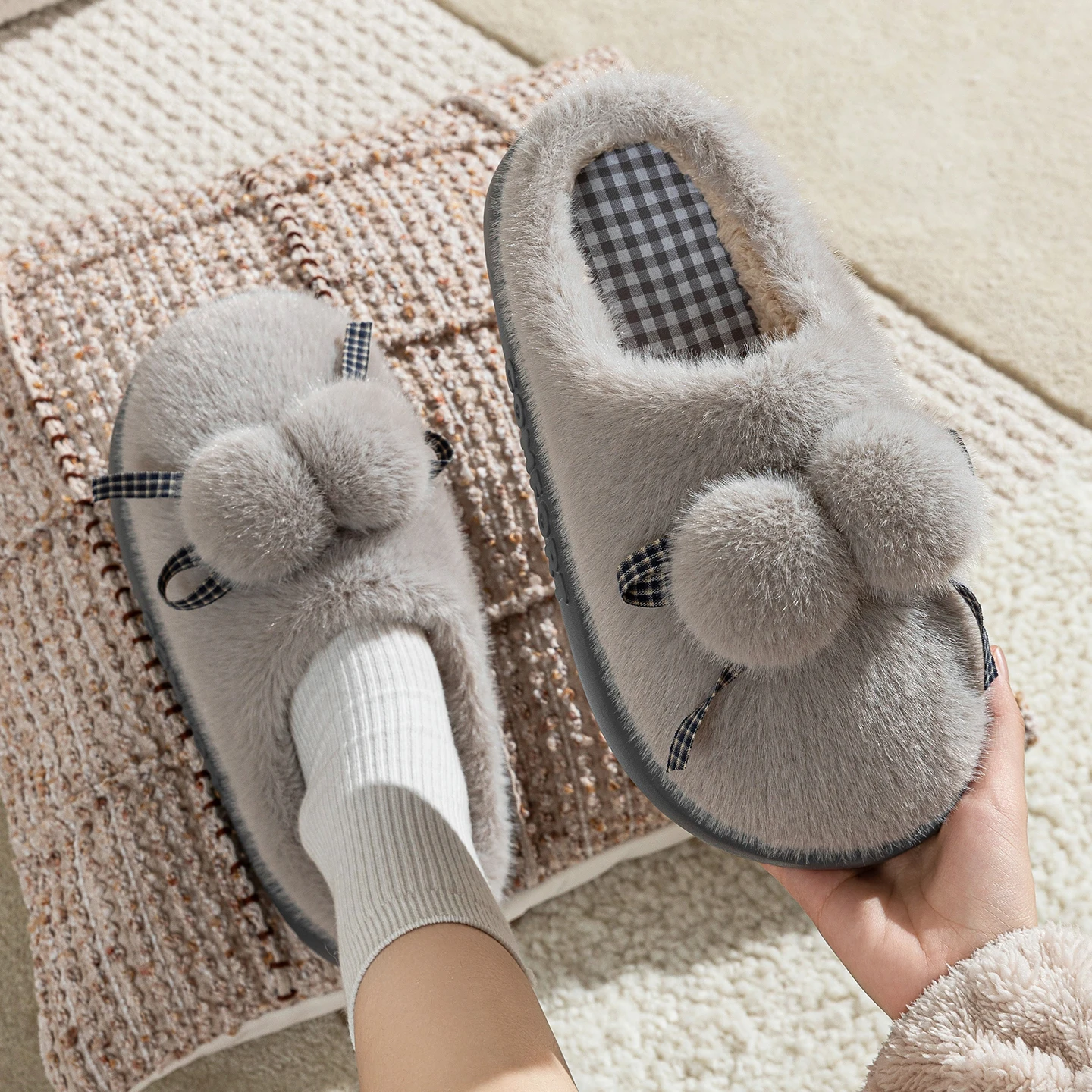 Niedliche Pom-Pom-Warme-Plüsch-Hausschuhe für Damen, Winter, dicke Sohle, Indoor-Hausschuhe, flauschiges Kunstfell, rutschfeste Baumwoll-Slipper für das Schlafzimmer. – Detail 9