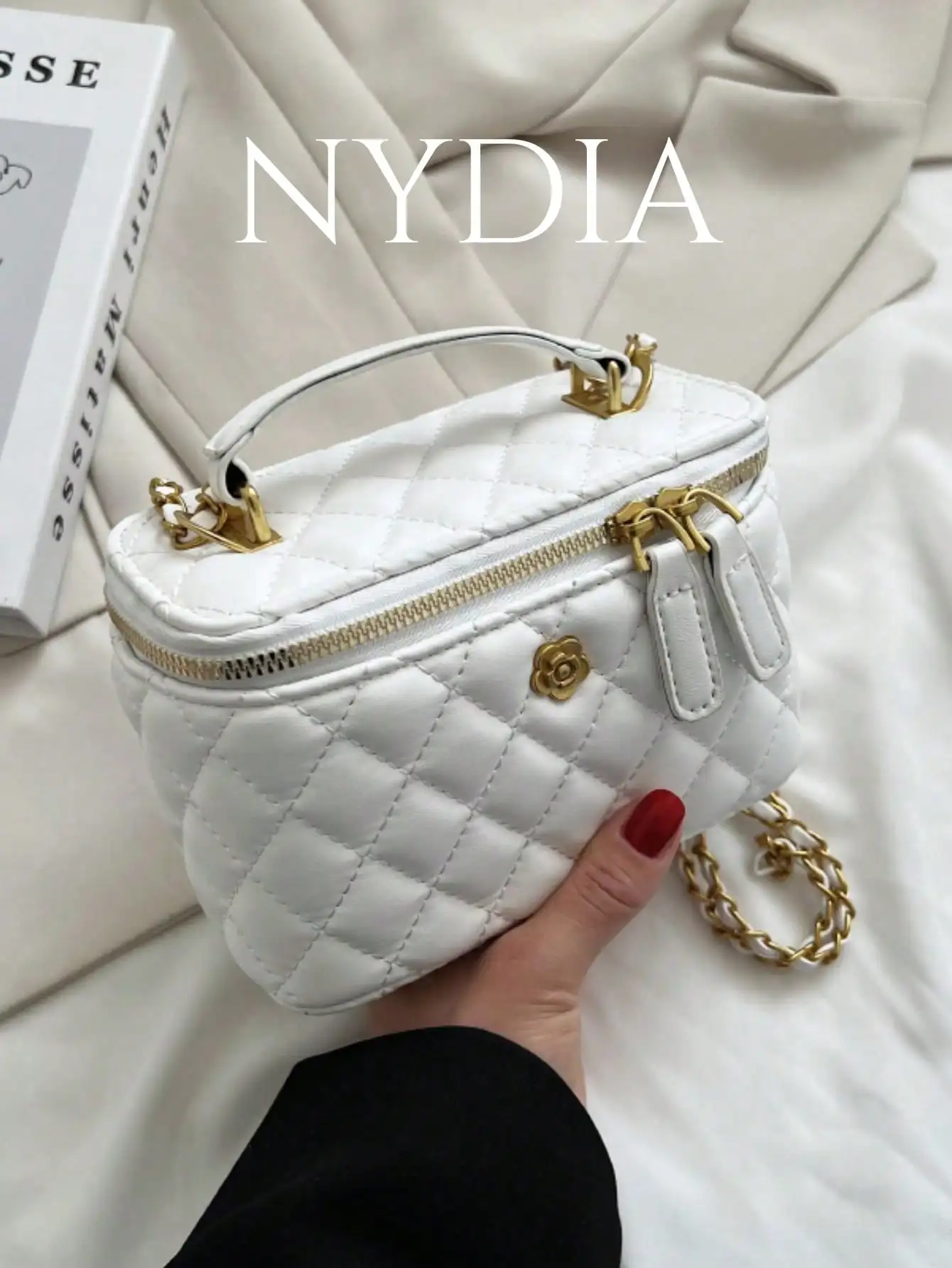 

Белая стеганая сумка-бокс с золотистой фурнитурой и цепочкой-ремешком