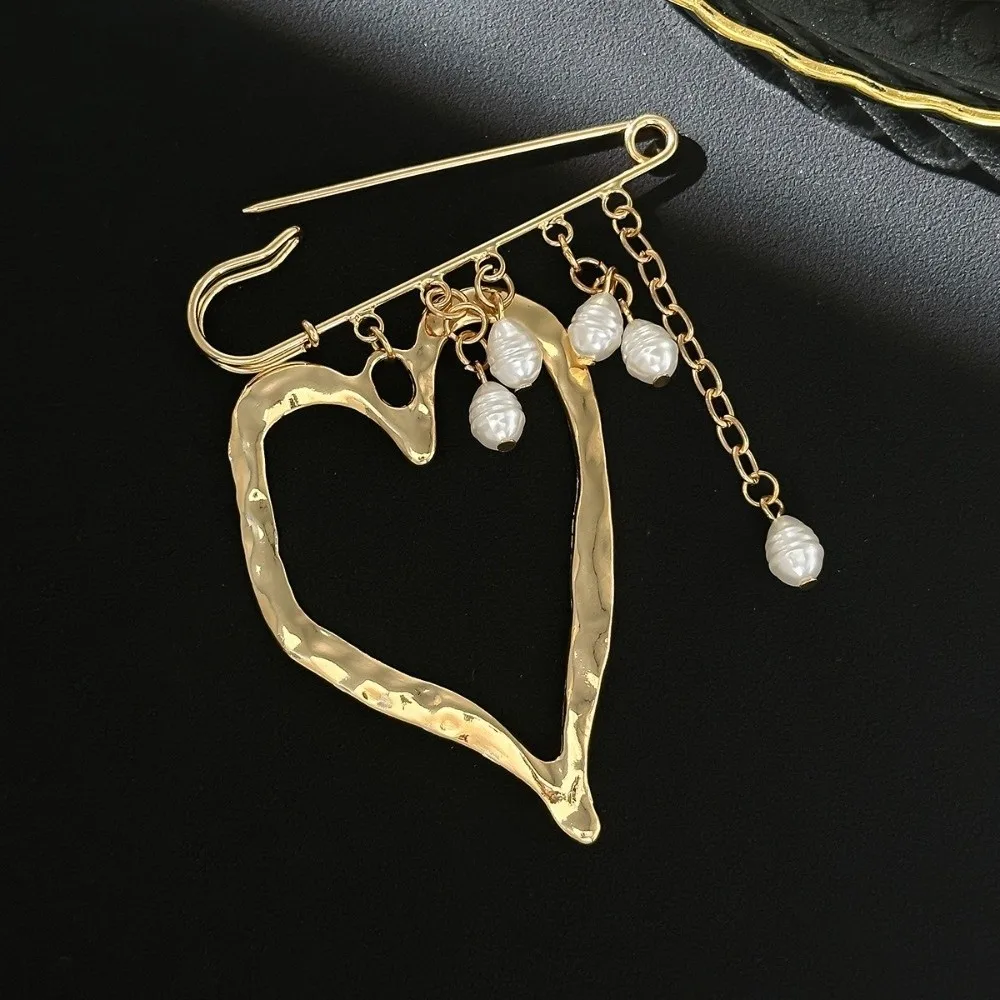 Retro Style Heart-Shaped Pendant Brooch Fashionable Exaggerated Design Clothing Pin Portable Multi-functional Wide Leg Pants Pin