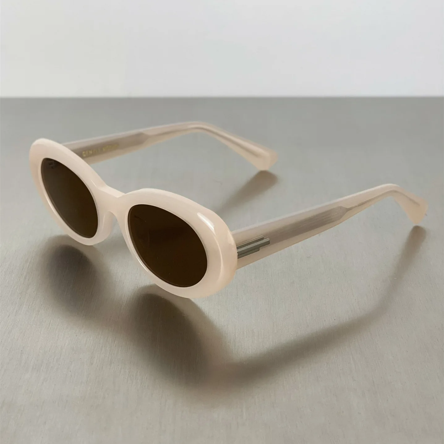 

Korean version star Penne has the same retro oval cat eye sunglasses LE small frame small face high-end plate sunglasses