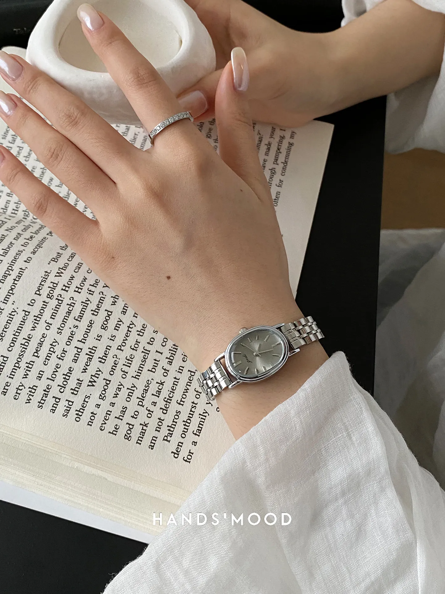 New Silver-Gray Oval Fashion Watch, High-End And Elegant, Perfect For Work And Daily Wear, A Versatile Gift For Women.