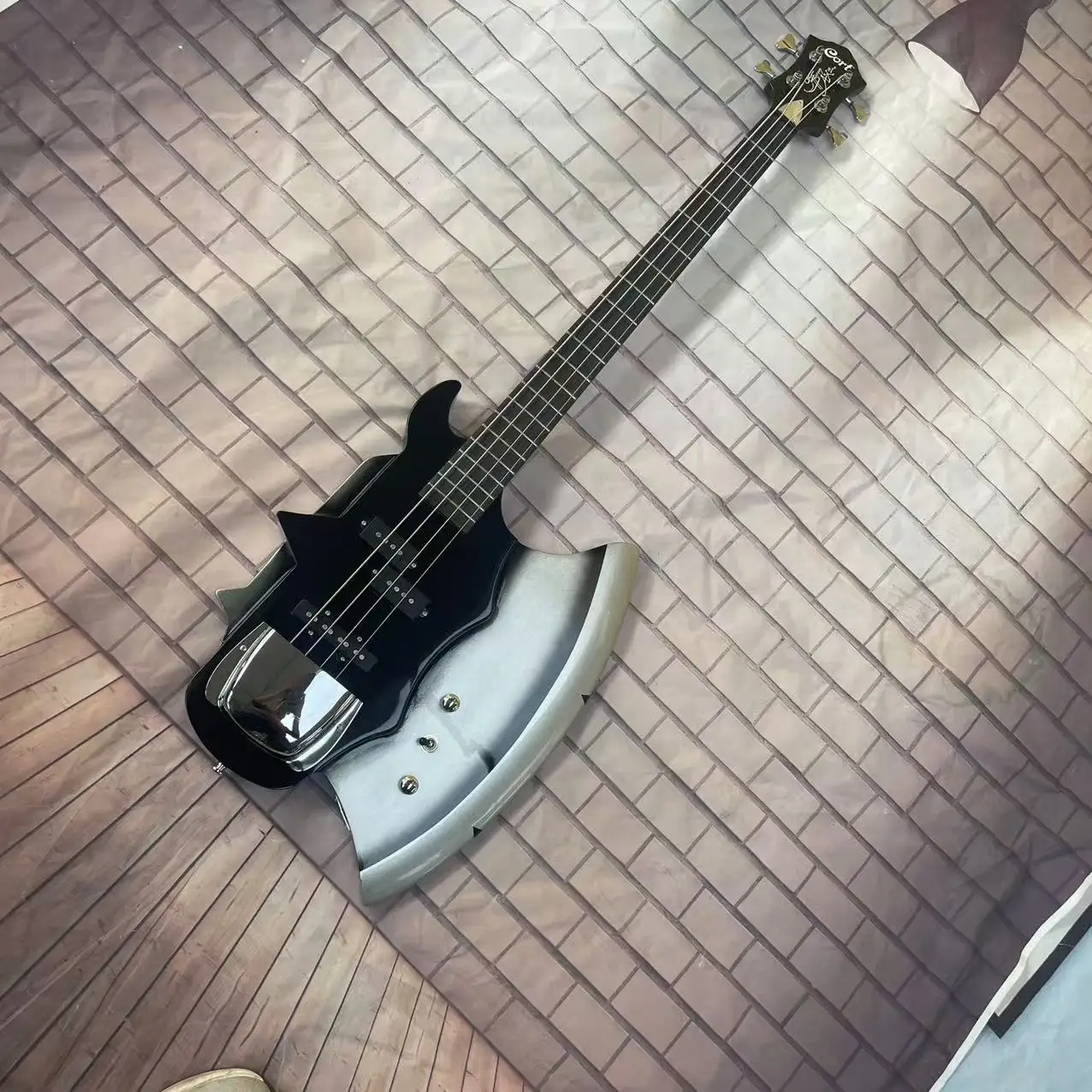 Electric bass with 4 chords and axe style, black body, factory shipped real pictures, in stock, order shipped immediately