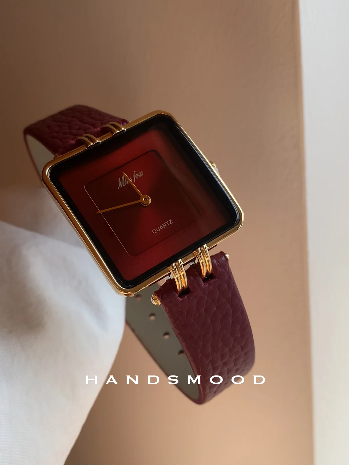 ساعة كوارتز جلدية فاخرة مربعة حمراء كبيرة الحجم عصرية بمزاج أبيض عالي الجودة هدية عيد ميلاد للنساء