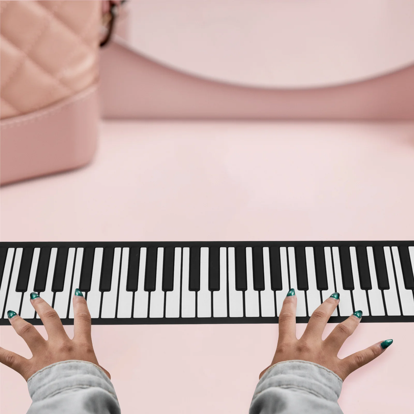 

88 Keys Foldable Electronic Piano Rechargeable Portable Hand Rolled Keyboard with Built-in 128 Rhythms for Mobile App