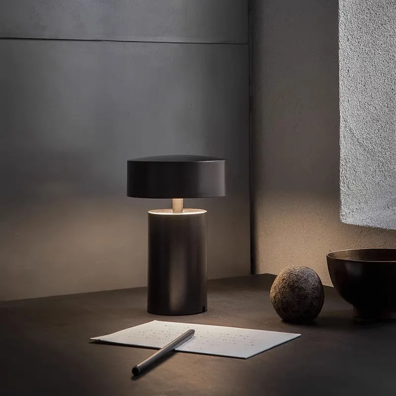 Design minimaliste moderne USB charge Mini lampe de bureau salle à manger chambre bureau éclairage lampe de Protection des yeux