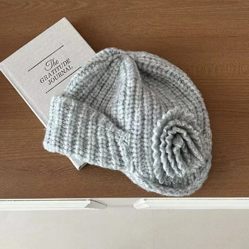 قبعات Beanies لحماية الأذن بتصميم زهرة حلوة للنساء للخريف والشتاء دافئة ومتعددة الاستخدامات ولطيفة بلون سادة للرجال