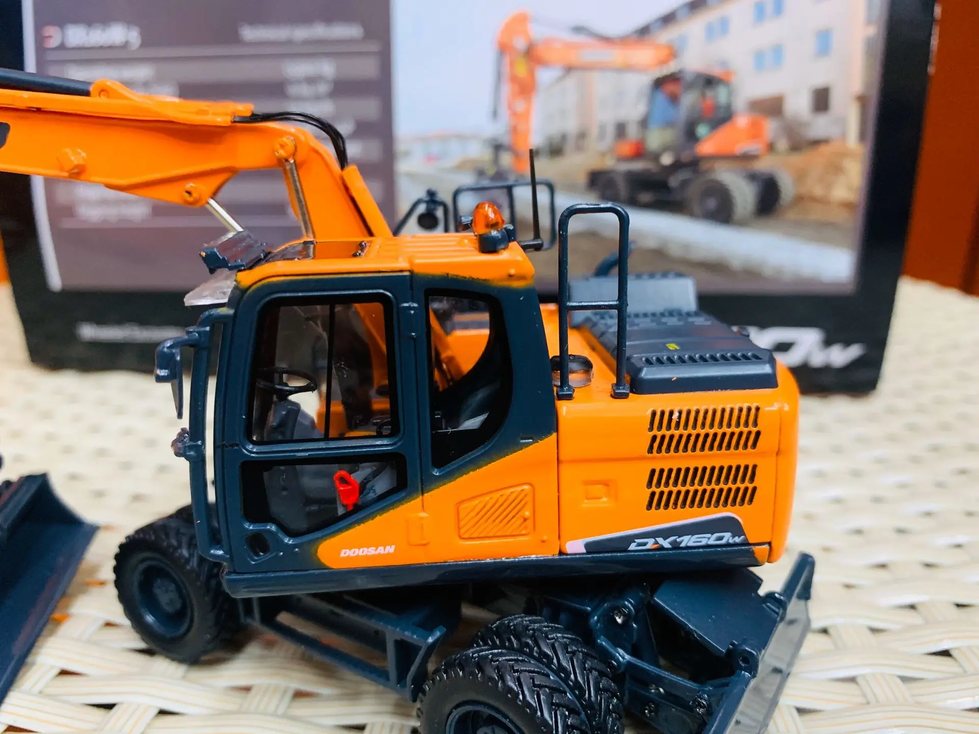 Doosan DX160W Wheeled Excavator 1/50 Scale Die-Cast  Model UH8134 New in Original Box