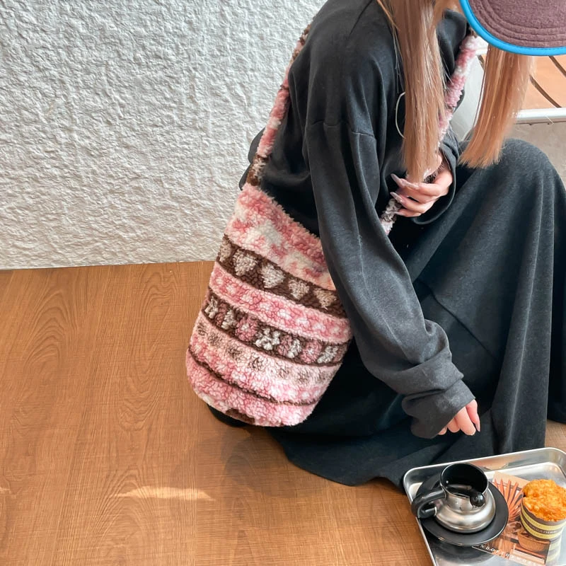 حقائب اليد النسائية الشتوية عالية الجودة سماكة المخملية المرقعة سستة دلو 2026 الاتجاه الجديد حقائب كروسبودي الطراز الرجعية