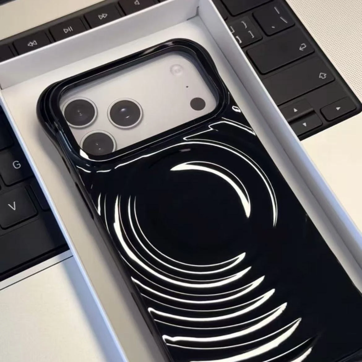 Creative Glossy Black Wave Silicone Protective Magnetic Case for IPhone 17 16 Pro Max for 17Pro
