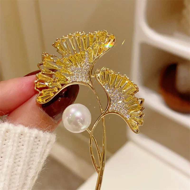 CC Trendy Brooches Ginkgo Leaf Shape Lemon Yellow Color Zirconia Coat Pins Imitation Pearl Scarf Clasp Elegant Brooch Gift B117