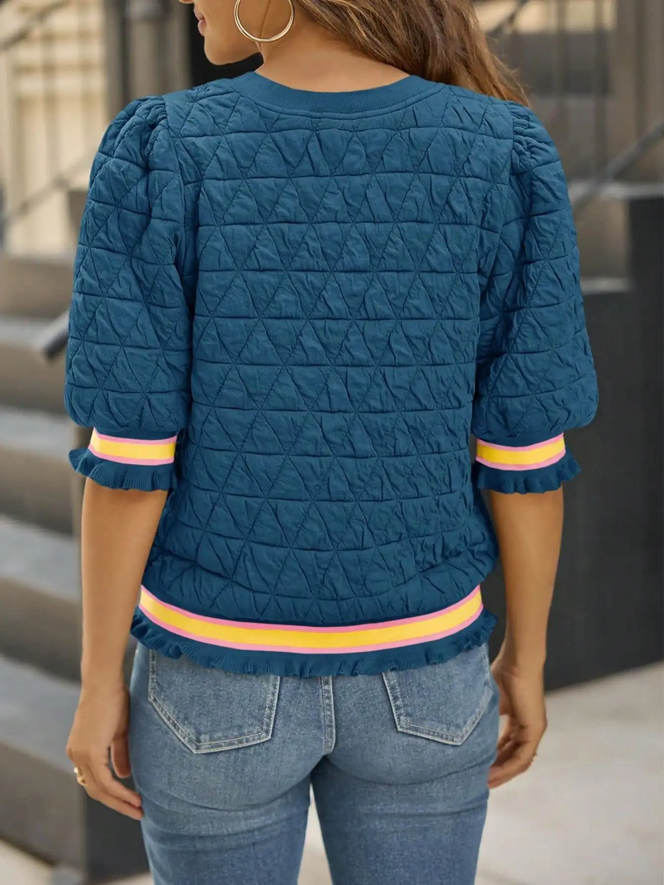 Fisoew Top tipo jersey corto con estampado acolchado para mujer, sudadera informal con cuello redondo y manga acampanada y dobladillo con volantes