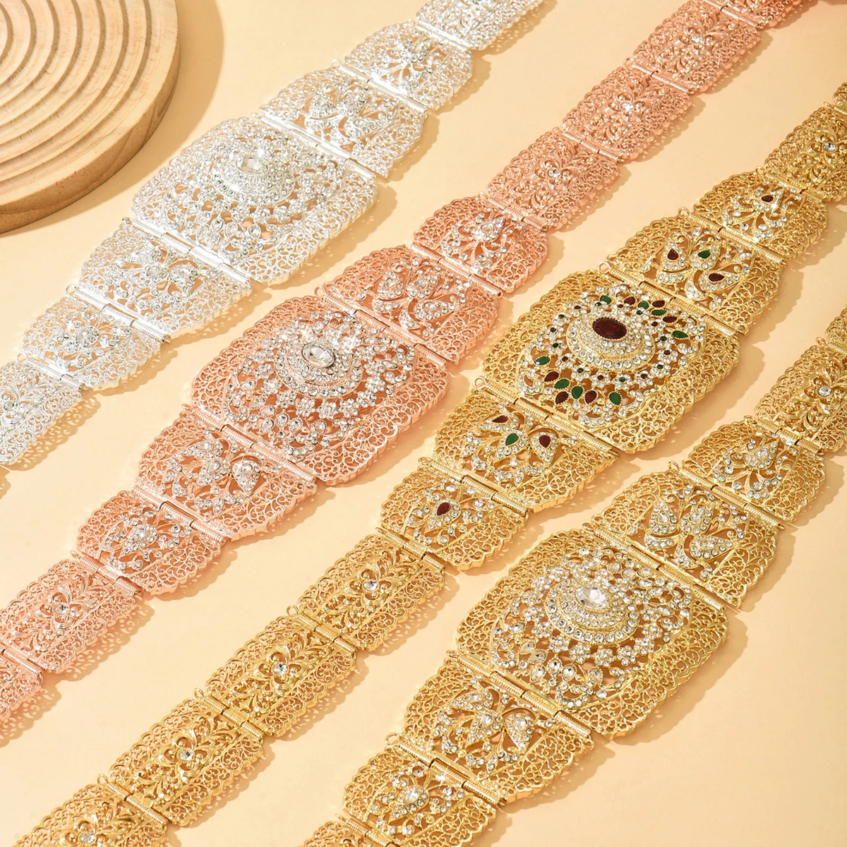 حزام تخريمية رائع لحفلات الزفاف - خيارات متعددة الألوان مع لهجات كريستال وأحجار كريمة لامعة لتصفيف بيان ثوب الزفاف المبهر #1