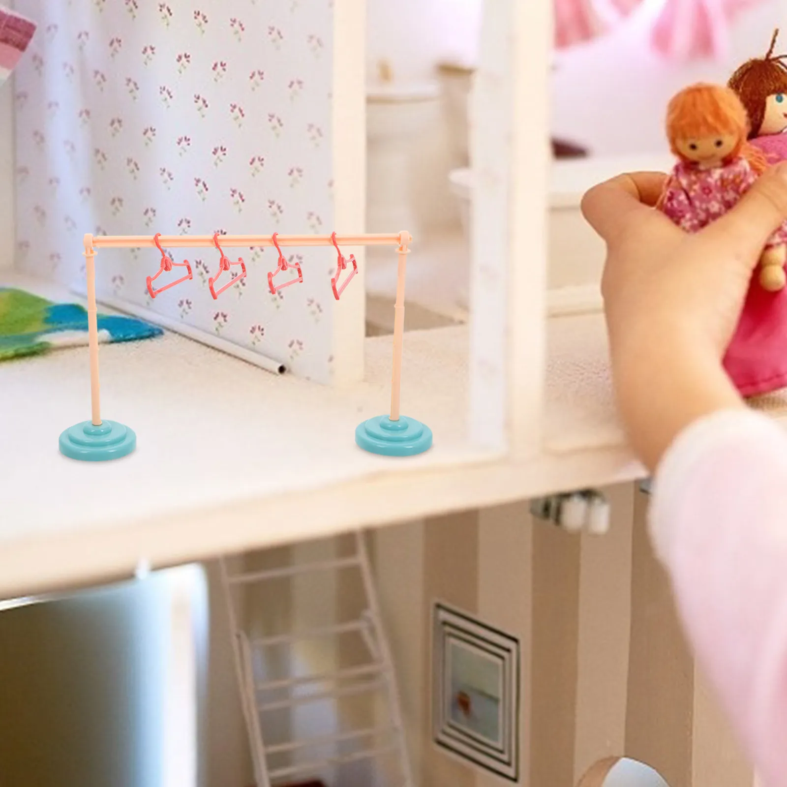 

Набор из 4-х миниатюрных вешалок для одежды в европейском стиле для кукольного домика, органайзер для детской игровой комнаты, аксессуар для декора