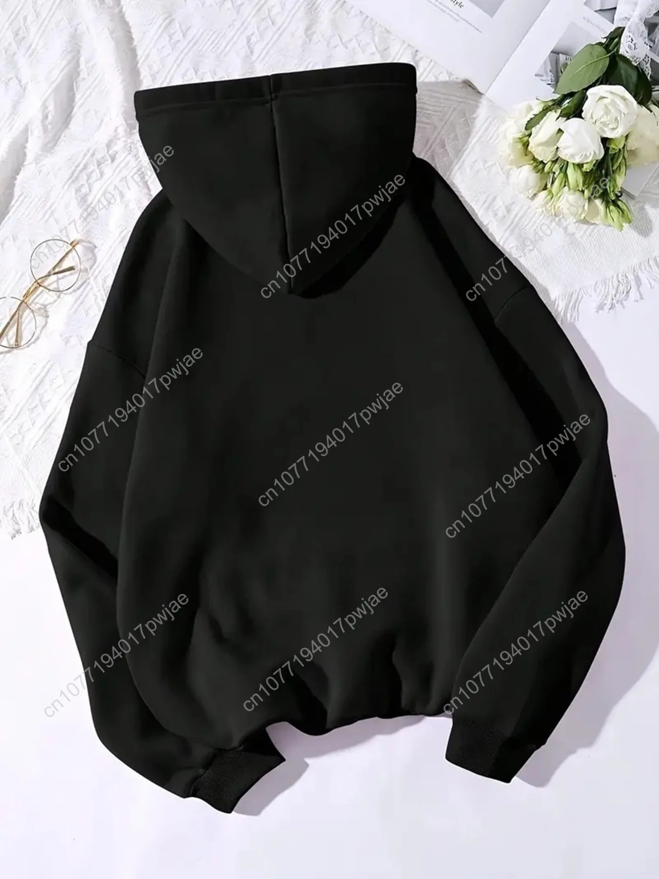 Chaqueta casual con capucha y cremallera para mujer con botas de vaquero con estampado gráfico y texto "COW's CO" - Patrón geométrico negro, lavado a máquina
