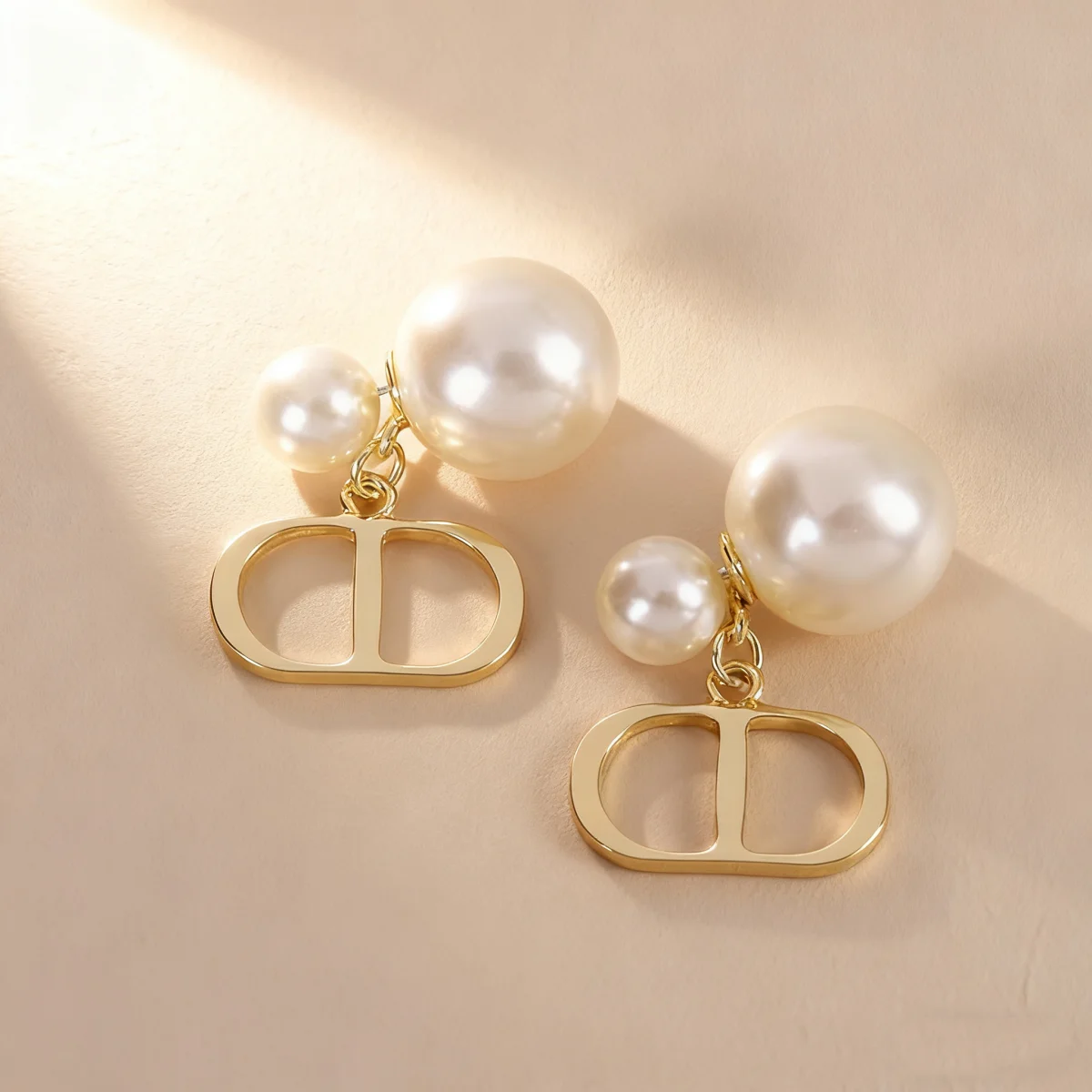 أقراط عصرية مع قرعتين من الأمام والخلف، مقاس بالحروف، مما يزيد من الشعور بالفخامة والأسلوب القديم